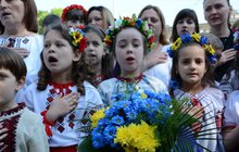 Фото 10: У школах міста урочисто святкують закінчення навчального року