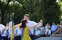 Фото 25: У школах міста урочисто святкують закінчення навчального року