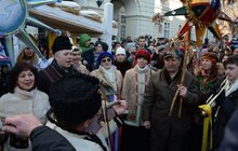 Фото 17: Звізду Миру та десятки інших різдвяних зірок пронесли Львовом учасники Ходи звіздарів