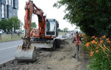Фото 1: На вул. Княгині Ольги тривають роботи з будівництва велодоріжки