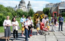 Фото 20: На площі перед ліцеєм ім. В. Симоненка сьогодні відбуваються святкові заходи