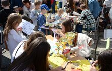 Фото 48: На площі перед ліцеєм ім. В. Симоненка сьогодні відбуваються святкові заходи