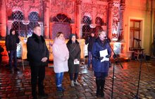 Фото 1: Львів - місто за життя: на знак солідарності проти застосування смертної кари каплицю Боїмів підсвітили в червоний колір