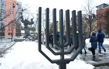Фото 1: У Львові запаленням лампадок, покладанням квітів та молитвою вшанували жертв Голокосту