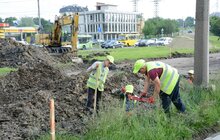 Фото 23: Ремонт вул. Хуторівка: підрядник стелить перший і другий шар асфальтобетону