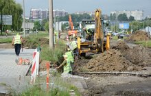 Фото 26: Ремонт вул. Хуторівка: підрядник стелить перший і другий шар асфальтобетону
