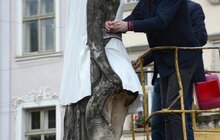 Фото 3: Скульптури в центрі Львова одягнули у вишиванки