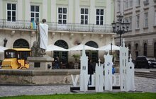 Фото 7: Скульптури в центрі Львова одягнули у вишиванки