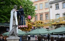 Фото 9: Скульптури в центрі Львова одягнули у вишиванки
