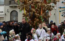 Фото 8: Різдвяного Дідуха встановили у Львові в переддень Різдва