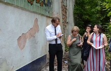 Фото 8: На будівлі колишнього заводу «Укрвино» знайшли панно, що визнають цінною пам’яткою радянського мистецтва