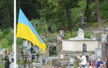 Фото 12: Сьогодні, у День Державного Прапора  України, національний стяг замайорів над могилами новітніх Героїв