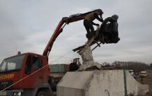 Фото 17: Скульптуру «Русалка Дністрова» демонтували і везуть до Львова