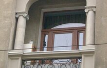 Фото 2: На вул. Курбаса, 8 розпочали реставрувати балкон