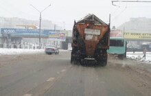 Фото 5: Станом на ранок в місті працювало 33 одиниці снігоприбиральної техніки 