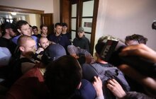 Фото 17: Невідомі особи виламали двері до міської ратуші та ввірвались всередину