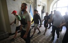 Фото 23: Невідомі особи виламали двері до міської ратуші та ввірвались всередину