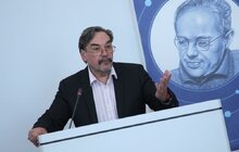Фото 5: Львів святкує уродини Станіслава Лема: у сесійній залі Ратуші подискутували про великого львів’янина