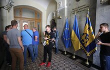 Фото 33: Невідомі особи виламали двері до міської ратуші та ввірвались всередину