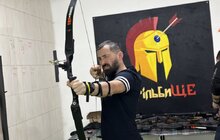 Фото 1: Терапія стрільбою: пацієнти центру НЕЗЛАМНІ стріляють з лука, аби зміцнити м’язи тіла