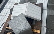 Фото 4: У Львові вперше встановлюють кассельські бордюри: на зупинці на пр. Чорновола, 39-41 облаштовують безбар’єрний простір (відео)