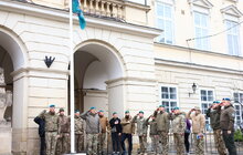 Фото 2: Перед Ратушею підняли прапор Морської піхоти в пам’ять про загиблих побратимів