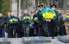 Фото 1: На Личаківському кладовищі з нагоди Дня Гідності та Свободи вшанували новітніх Героїв