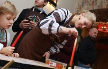 Фото 4: Мер Львова зі сім’єю долучився до майстер-класу з виготовлення свічки власноруч