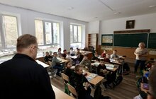 Фото 16: Чотири місяці після ракетного обстрілу на вул. Коновальця: учні вчаться у своїх класах, домівки мешканців відновлюють (відео)