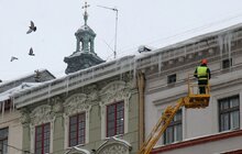 Фото 5: Мерія закликає мешканців бути особливо обережними через нависання буруль та снігу