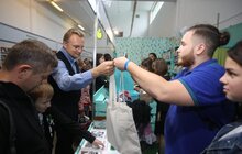 Фото 3: Мер Львова другий день поспіль відвідує книжковий форум та отримав чимало автографів авторів видань
