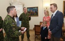 Фото 3: Мер Львова нагородив канадського підполковника Кріса К. Рівза Орденом св. Юрія