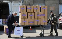 Фото 13: Благодійники передали засоби захисту для медиків лікарні швидкої допомоги