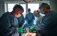 Фото 3: Американський трансплантолог Роберт Монтгомері, у грудях якого б’ється донорське серце, пересадив нирку у Львові