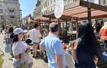 Фото 4: Сезонні фрукти, ягоди і крафтові товари: що можна купити на фермерському ярмарку на площі Ринок
