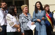 Фото 1: Львову урочисто вручили Почесний прапор Призу Європи
