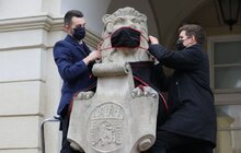 Фото 6: У Львові відзначають День студента: левів біля Ратуші одягли у мантії