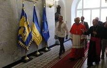 Фото 9: Кардинал Конрад Краєвський залишив запис у Книзі почесних гостей Львова