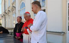 Фото 13: Кардинал Конрад Краєвський залишив запис у Книзі почесних гостей Львова