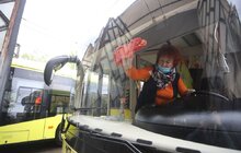 Фото 6: Усі тролейбуси, які виїжджають на рейси, миють і дезінфікують двічі на день — зранку і ввечері