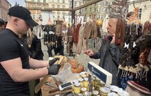 Фото 20: Шеврони, прикраси, делікатеси з м'яса та смажене морозиво: сьогодні у Львові стартував ветеранський ярмарок (відео)