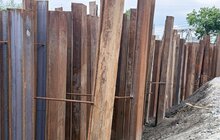 Фото 1: Будівництво шляхопроводу на вул. Шевченка — Ковча: для укріплення схилу влаштували спеціальну огорожу