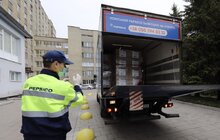 Фото 4: Благодійники передали 4 000 комплектів засобів захисту для медиків лікарні швидкої допомоги