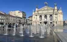 Фото 1: У Львові ввімкнули фонтан на центральній площі міста біля Оперного театру (відео)