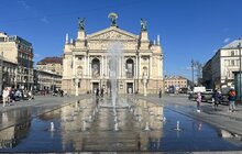 Фото 3: У Львові ввімкнули фонтан на центральній площі міста біля Оперного театру (відео)