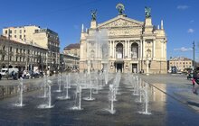Фото 5: У Львові ввімкнули фонтан на центральній площі міста біля Оперного театру (відео)