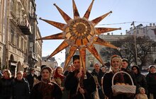 Фото 16: Напередодні Різдва у Львові встановили Різдвяного Дідуха