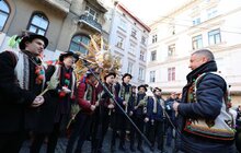Фото 27: Напередодні Різдва у Львові встановили Різдвяного Дідуха