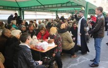Фото 11: Для потребуючих львів’ян місто організувало Великодній сніданок