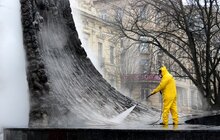 Фото 5: У Львові почистили площу біля пам’ятника Шевченку та сам монумент (Фоторепортаж)
